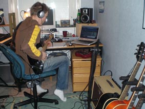 Micke gör gitarrpålägg till musikalen "The Wiz"